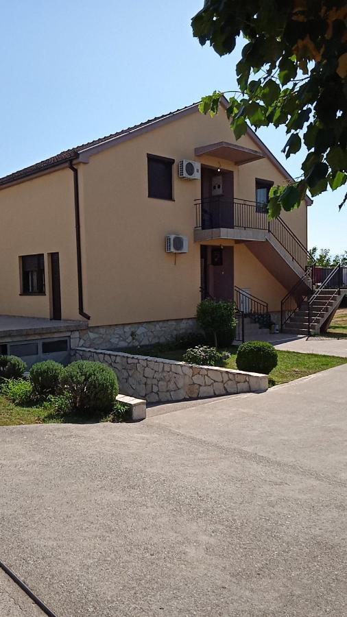Hostel Vera - Airport Podgorica Mitrovici  Exteriér fotografie