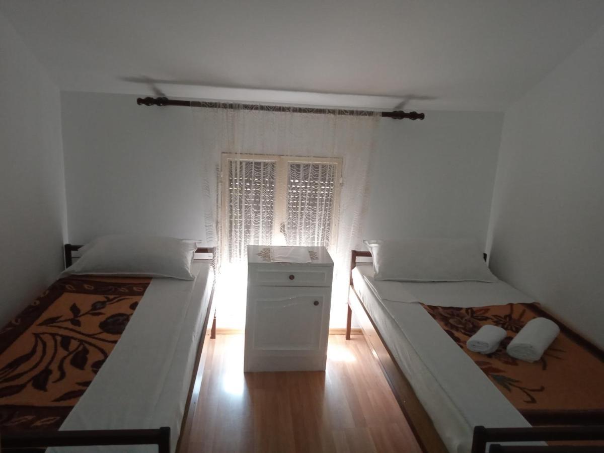 Hostel Vera - Airport Podgorica Mitrovici  Exteriér fotografie