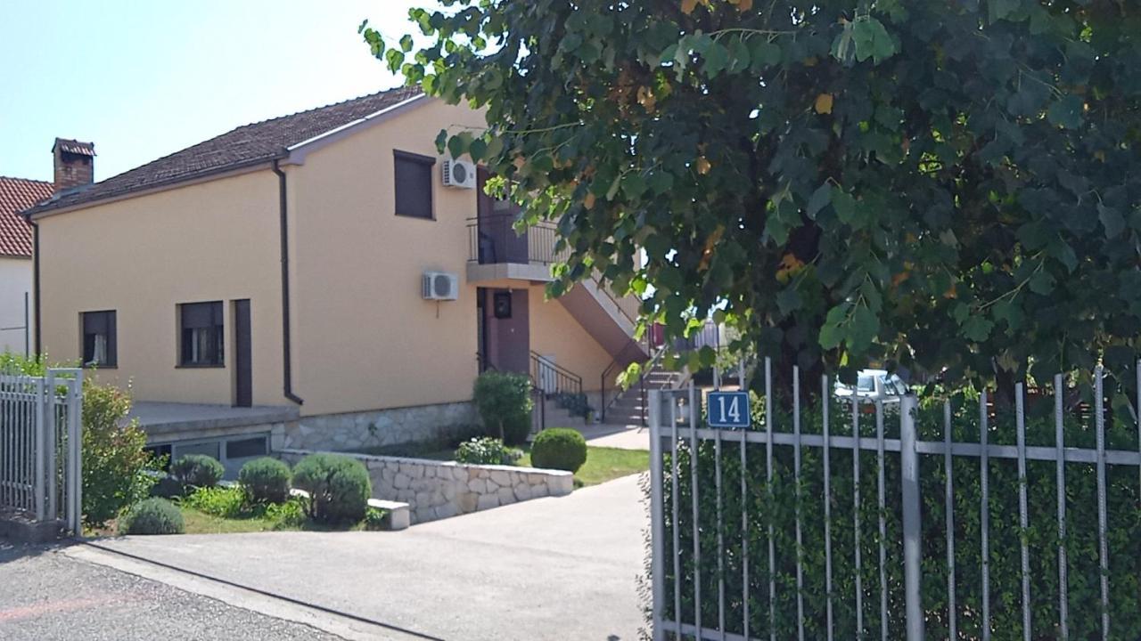 Hostel Vera - Airport Podgorica Mitrovici  Exteriér fotografie
