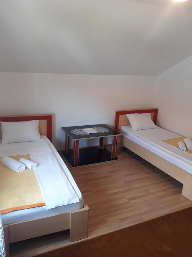 Hostel Vera - Airport Podgorica Mitrovici  Exteriér fotografie