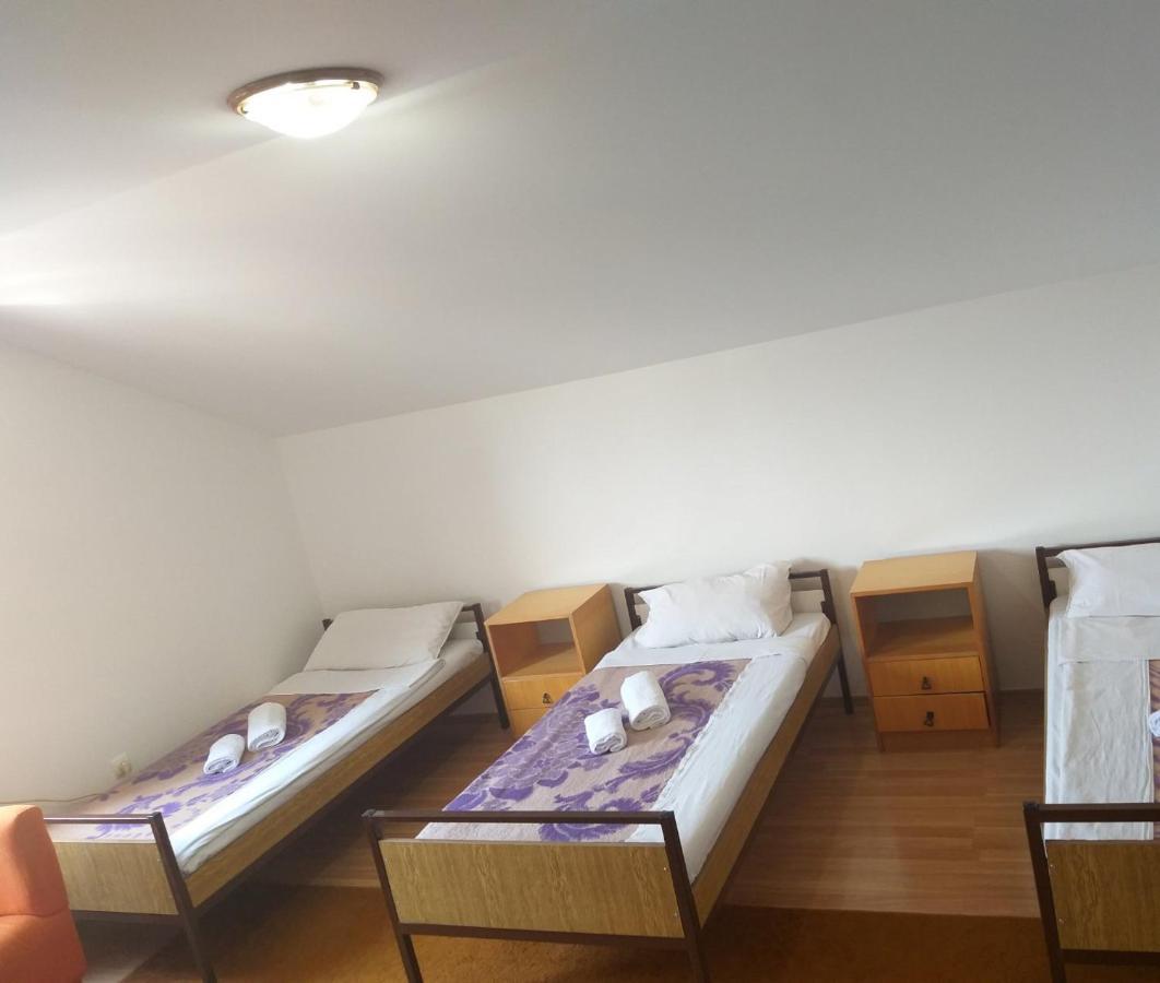 Hostel Vera - Airport Podgorica Mitrovici  Exteriér fotografie