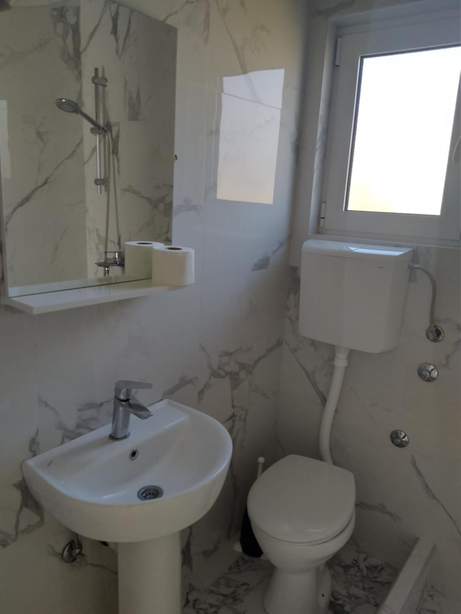 Hostel Vera - Airport Podgorica Mitrovici  Exteriér fotografie