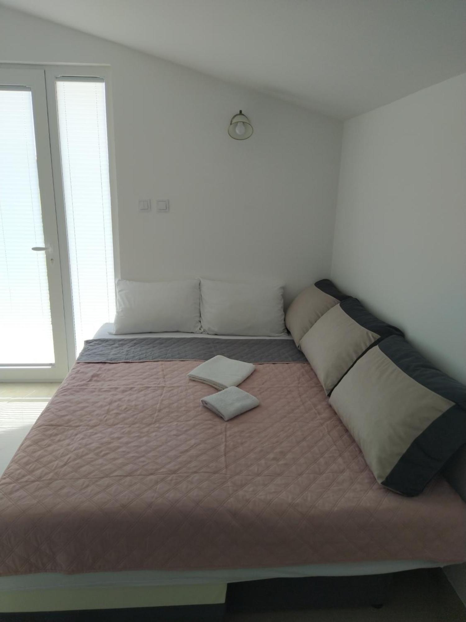 Hostel Vera - Airport Podgorica Mitrovici  Exteriér fotografie