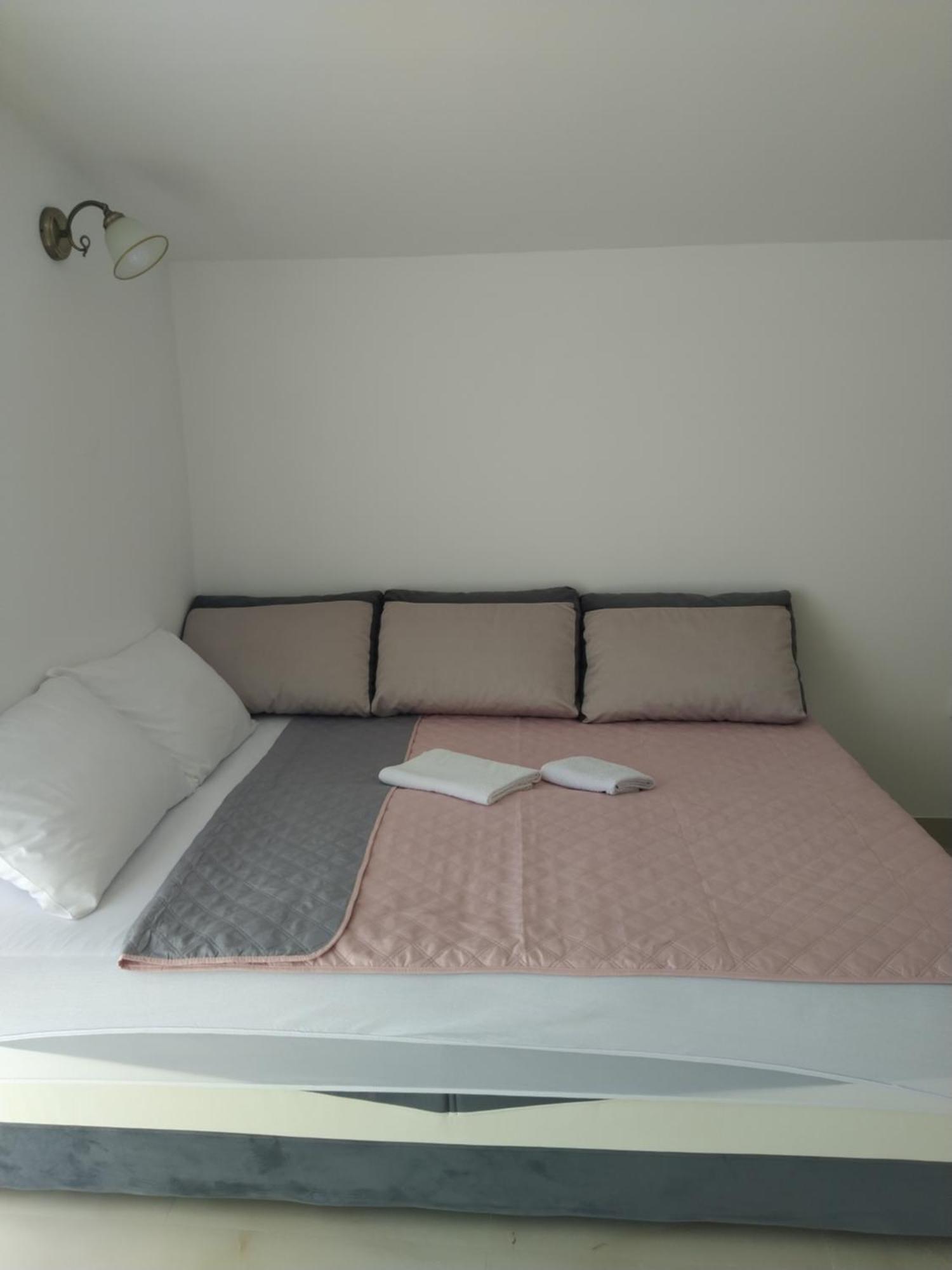 Hostel Vera - Airport Podgorica Mitrovici  Exteriér fotografie