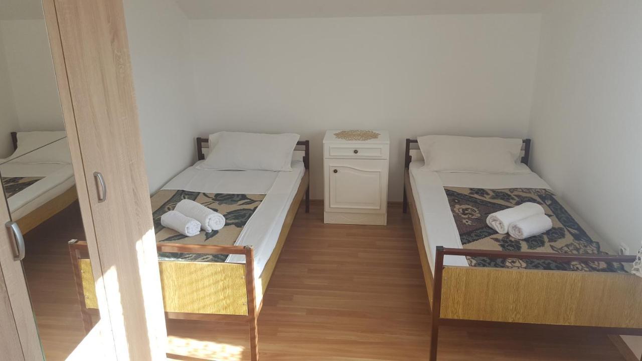 Hostel Vera - Airport Podgorica Mitrovici  Exteriér fotografie