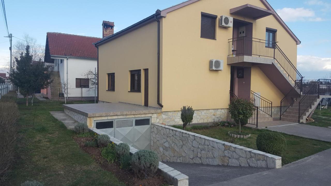 Hostel Vera - Airport Podgorica Mitrovici  Exteriér fotografie